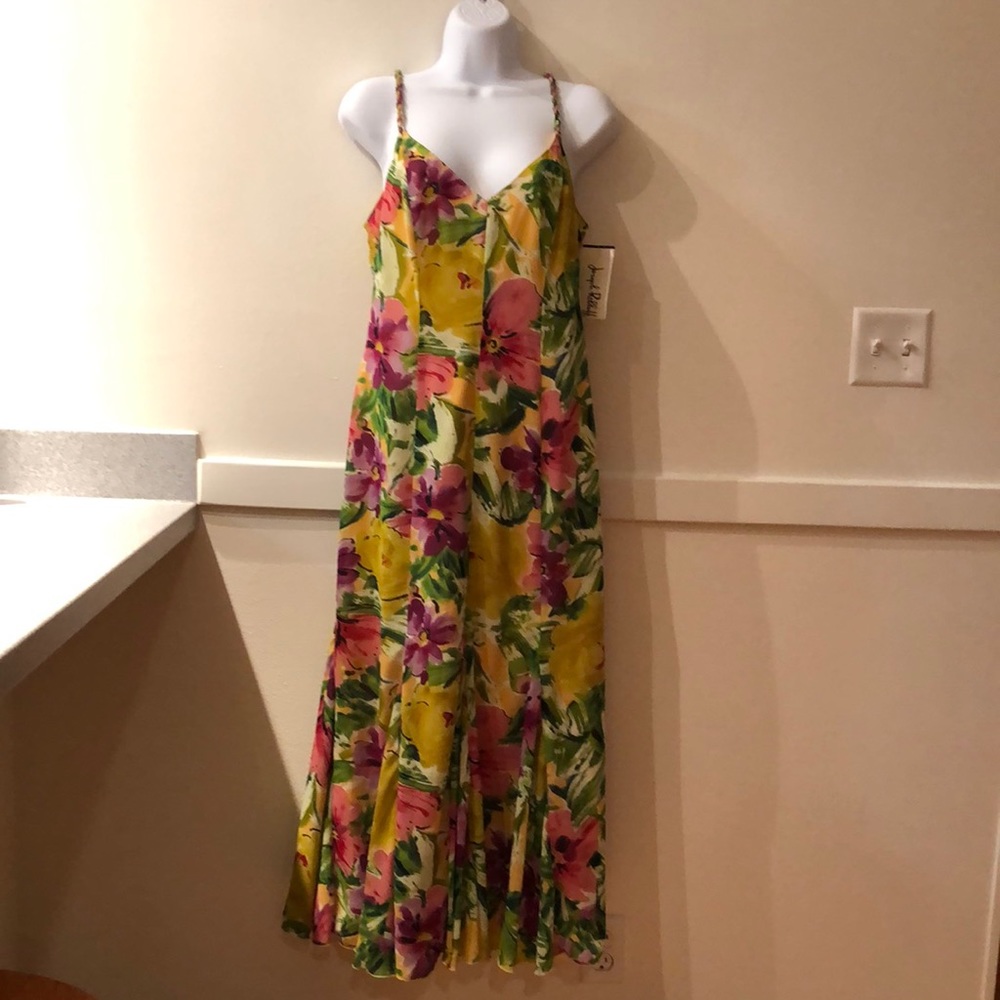 Joseph Ribkoff v-neck slip dress.  Fully lined. Beautiful floral print.